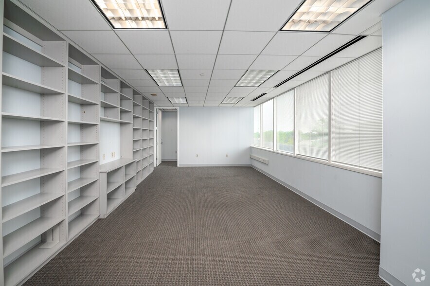 More Photos Of 5335 Wisconsin Ave NW, Washington Office For Lease