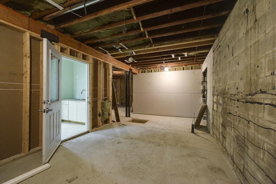 More Photos Of 9103 Glover Rd, Langley Storefront Retail Residential For Lease