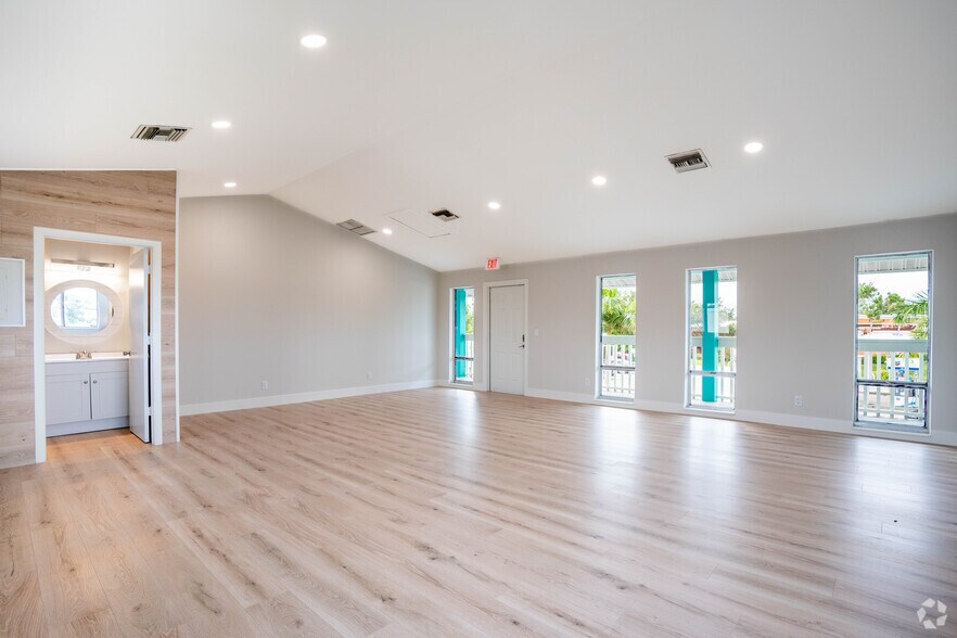 More Photos Of 16387 S Tamiami Trl, Fort Myers Storefront Retail Office For Lease