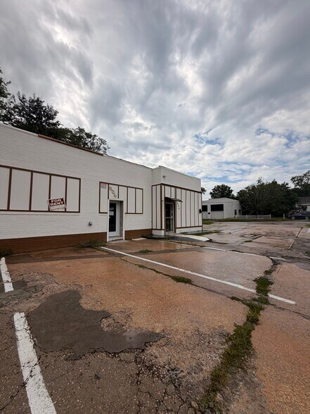 More Photos Of 806 S Main St, Louisburg General Retail For Sale