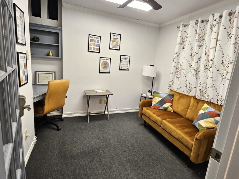 More Photos Of 2409 Maxwell Ln, Deer Park Office For Lease