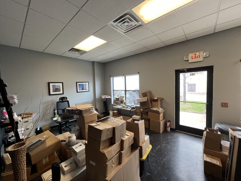 More Photos Of 1050 Meadows Dr, Round Rock Light Distribution For Lease