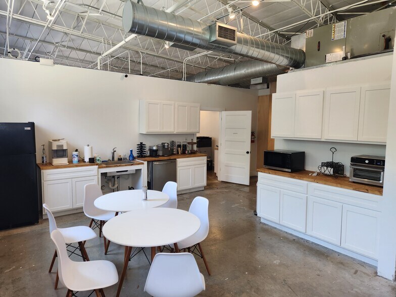 More Photos Of 920 Dauphin St, Mobile Office For Sale