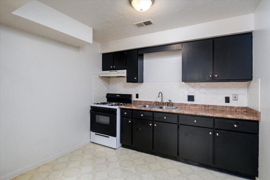 More Photos Of 1803 Cromwell Dr, Akron Apartments For Sale