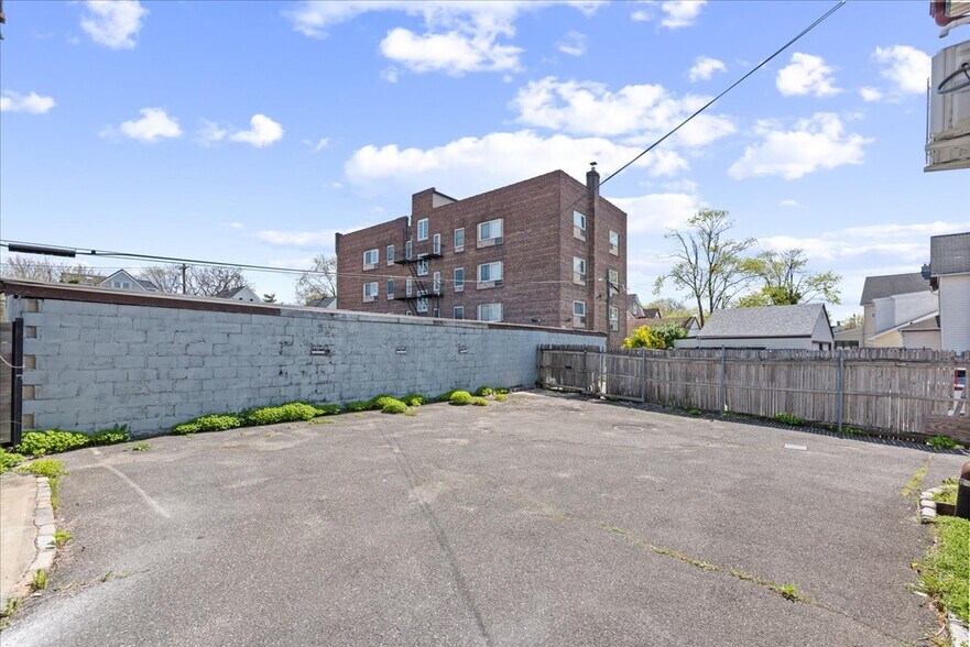 More Photos Of 70 Carman Ave, Cedarhurst Office For Lease