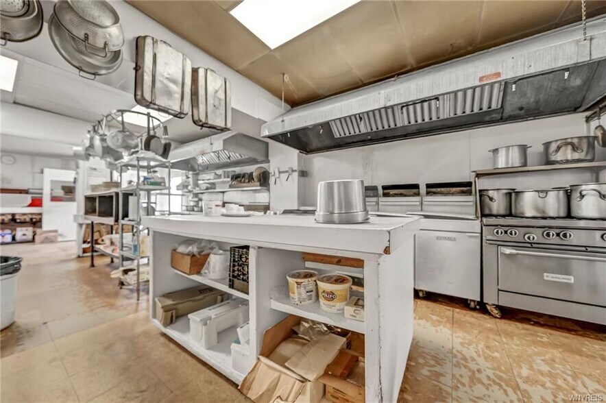 More Photos Of 3019 Pine Ave, Niagara Falls Restaurant For Sale