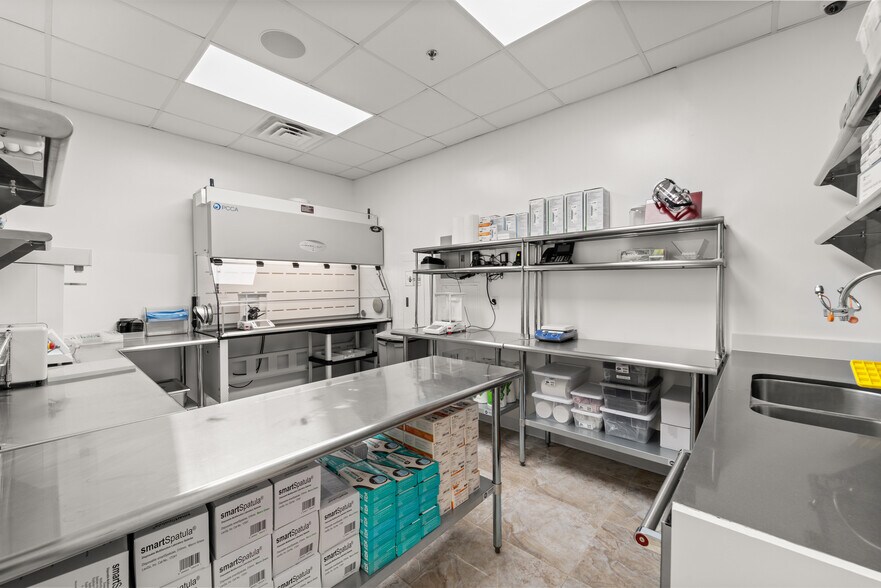 More Photos Of 7866 NW 46th St, Doral Distribution For Lease