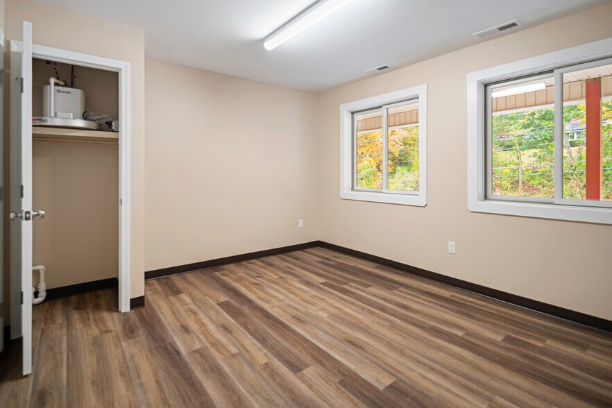 More Photos Of 909 Prospect St, Naugatuck Storefront For Sale
