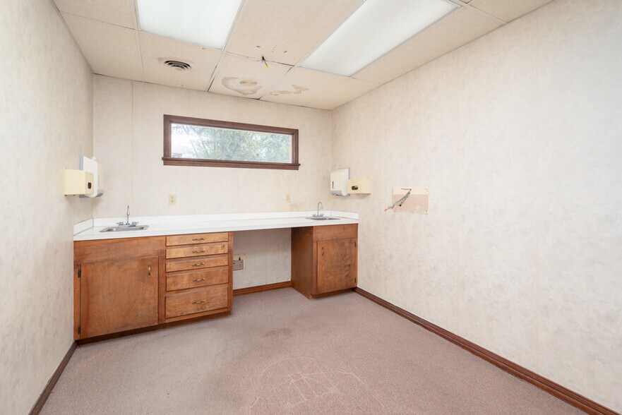 More Photos Of 900 E Broad St, West Point Office For Sale