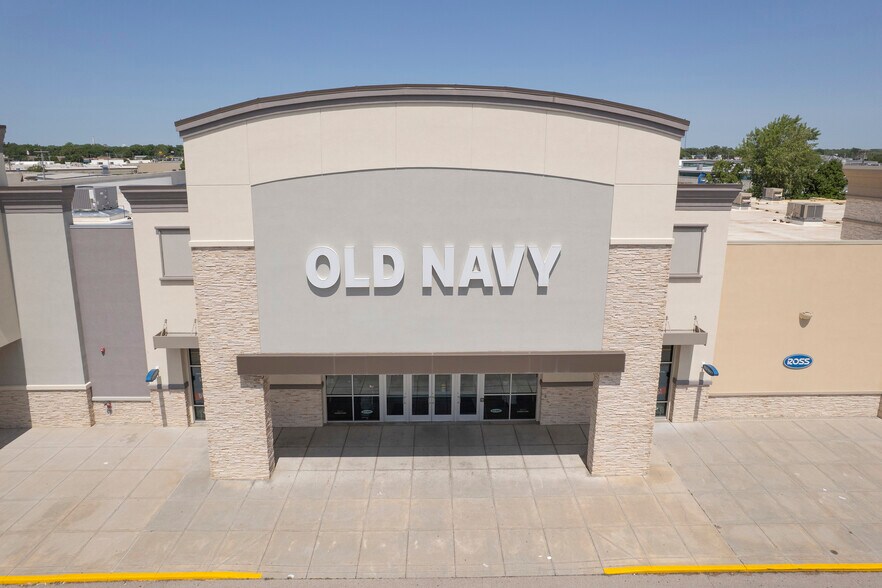 More Photos Of 401 E Poyntz Ave, Manhattan General Retail For Sale