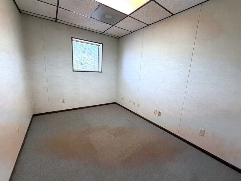 More Photos Of 305 N Mason St, Carrollton Office For Sale