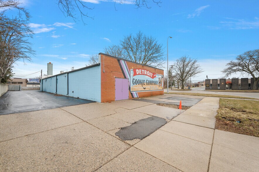 More Photos Of 25600 Harper Ave, Saint Clair Shores Freestanding For Sale