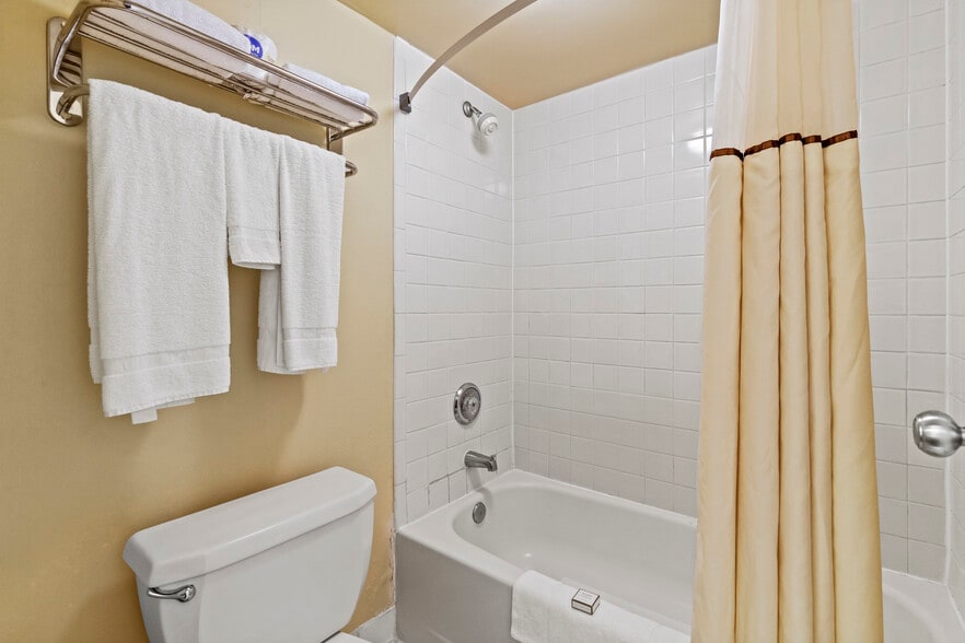 More Photos Of 30 Colonial Ave, Colonial Beach Hotel For Sale