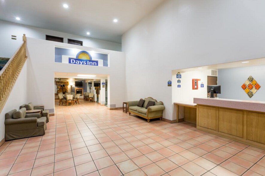 More Photos Of 621 W Commerce Dr, Benson Shelter For Sale