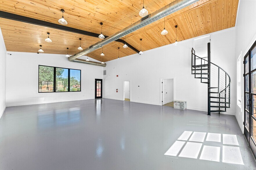 More Photos Of 13747 US Highway 87 S, Adkins Flex For Lease