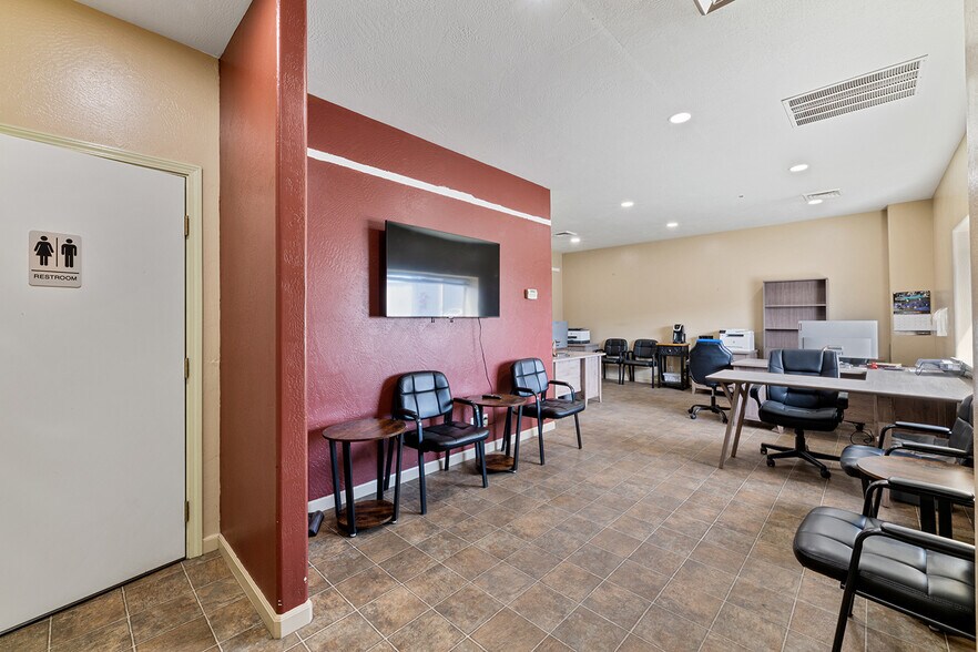 More Photos Of 6062-6068 Crater Lake Ave, Central Point Warehouse For Sale