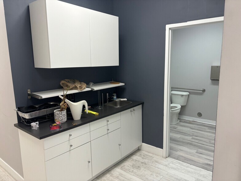 More Photos Of 10380 W State Road 84, Davie Showroom For Lease