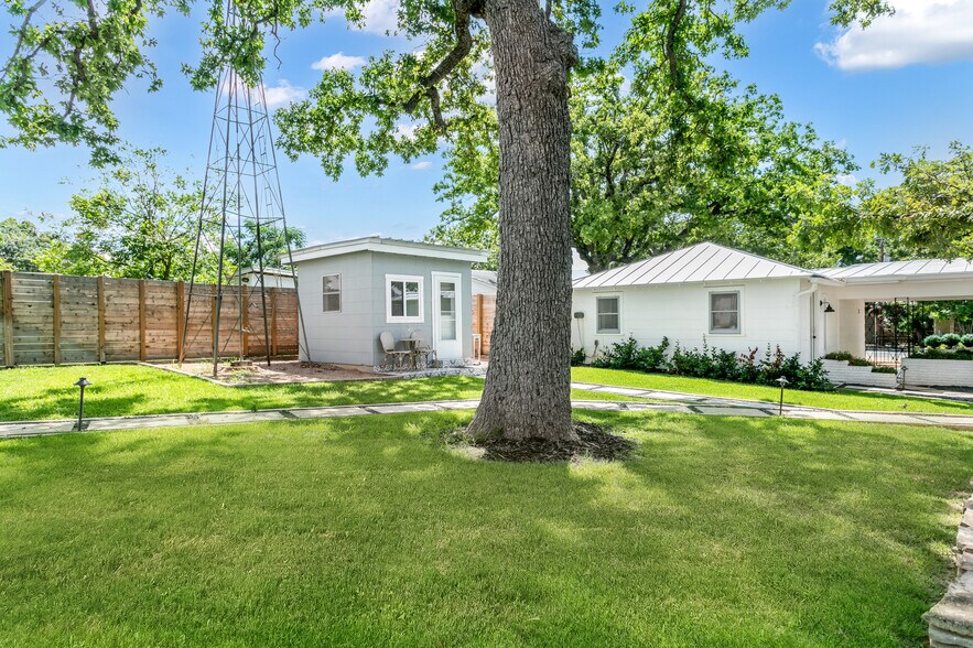 More Photos Of 508 N Orange St, Fredericksburg Specialty For Sale