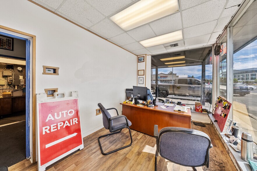 More Photos Of 348 N Riverside Ave, Medford Auto Repair For Lease