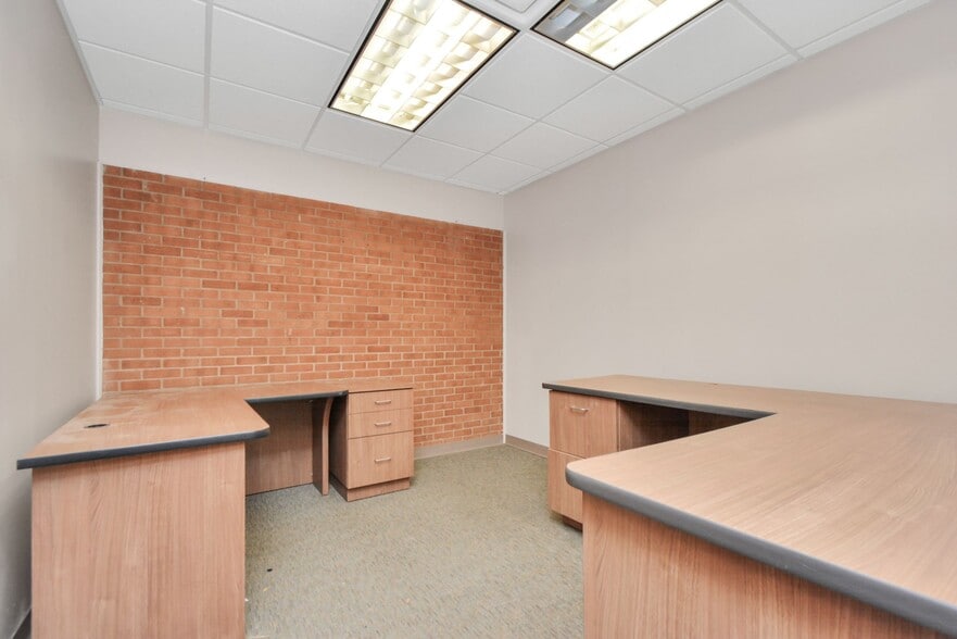 More Photos Of 1500 W Highway 6, Alvin Truck Terminal For Lease