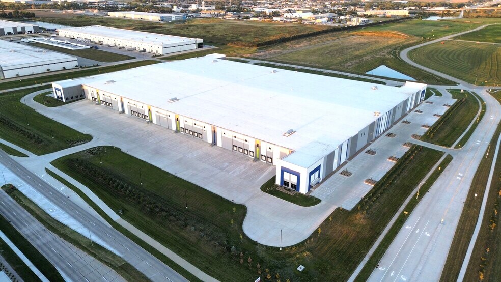 More Photos Of 12501 Plum Dr, Urbandale Distribution For Lease