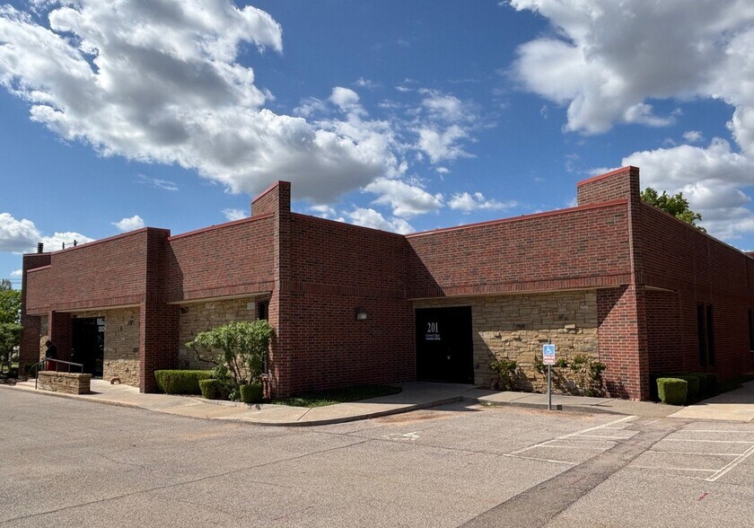 More Photos Of 7100 N Classen Blvd, Oklahoma City Medical For Lease
