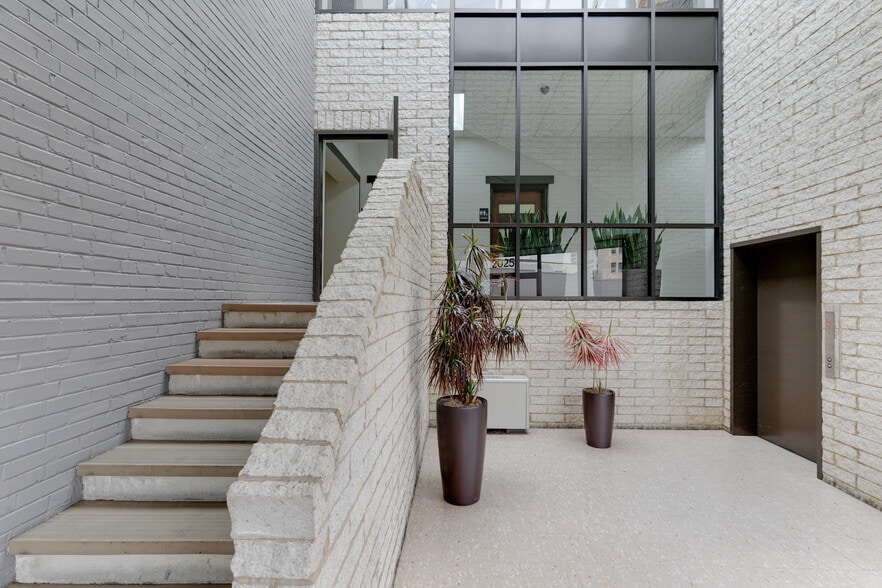More Photos Of 2025 E Main St, Richmond Office For Lease