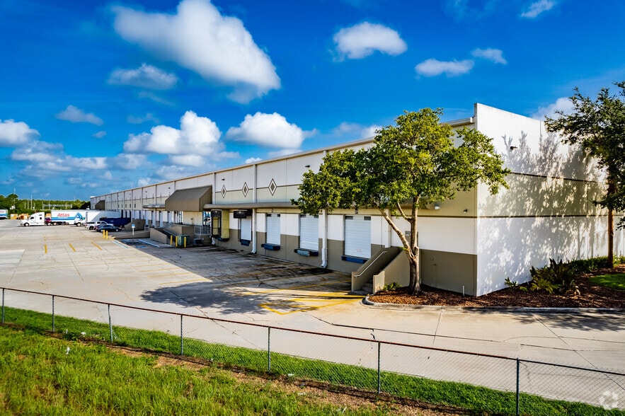 More Photos Of 2507 Investors Row, Orlando Distribution For Lease