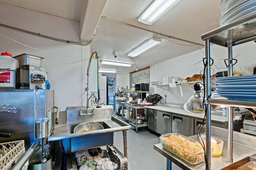 More Photos Of 6425 Pacific Ave, Cloverdale General Retail For Sale