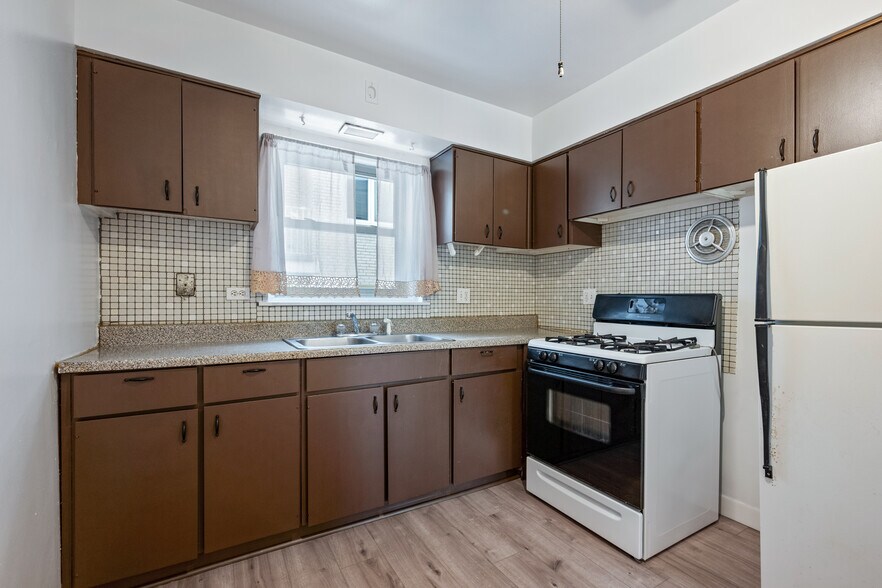 More Photos Of 7827 North Ave, River Forest Apartments For Sale