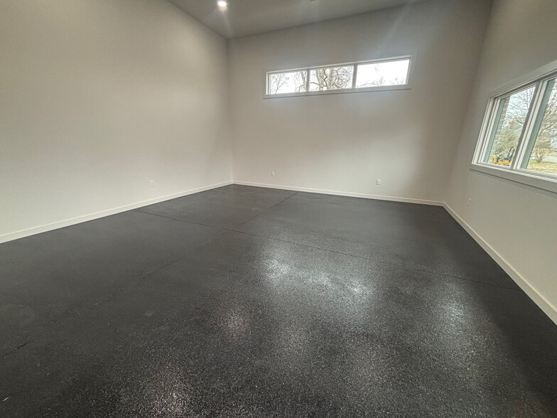 More Photos Of 136 Shivel Dr, Hendersonville Flex For Lease