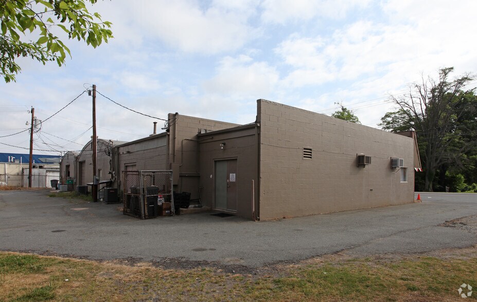 More Photos Of 2737-2741 W Sugar Creek Rd, Charlotte General Retail For Sale