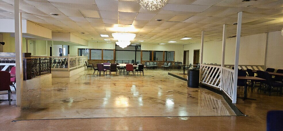 More Photos Of 302 W Colonial Trail Hwy, Blackstone Freestanding For Lease