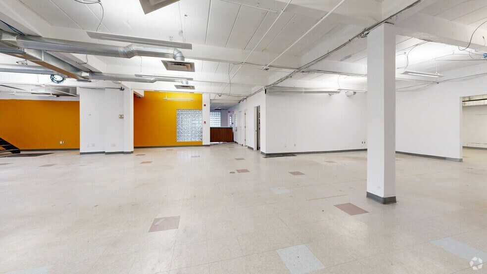 Primary Photo Of 425 Rue Guy, Montréal Light Distribution For Lease