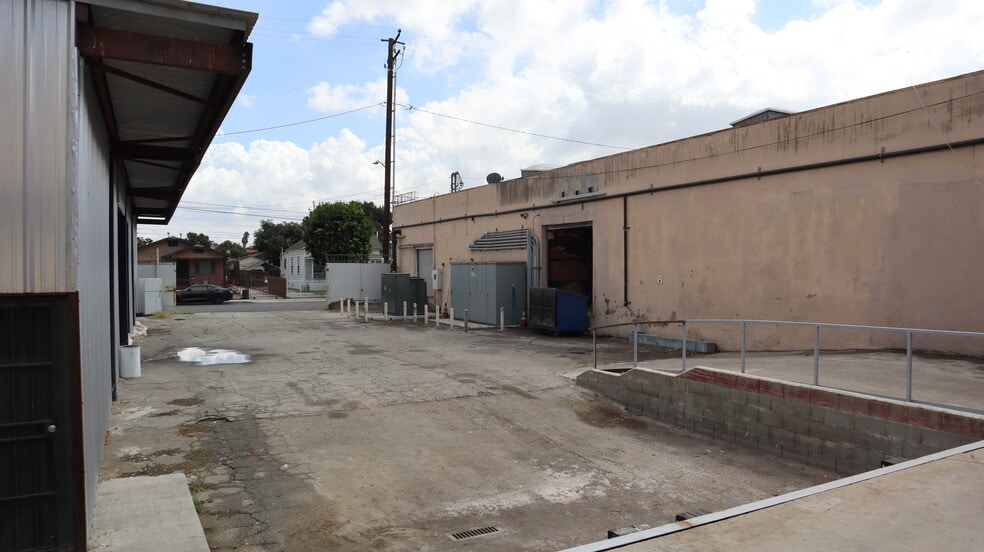 More Photos Of 8001 Beach St, Los Angeles Warehouse For Lease