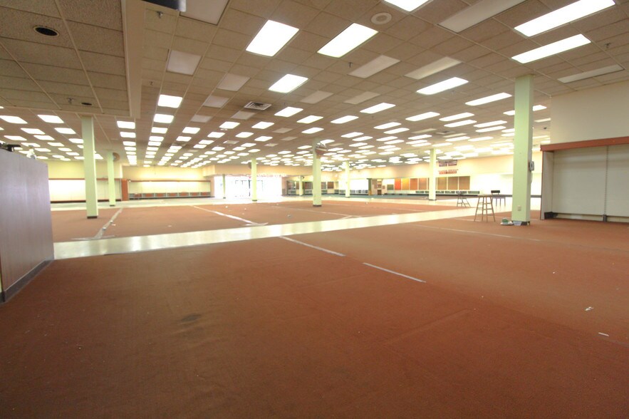 More Photos Of 1010 3rd Ave, Huntington Storefront Retail Office For Lease