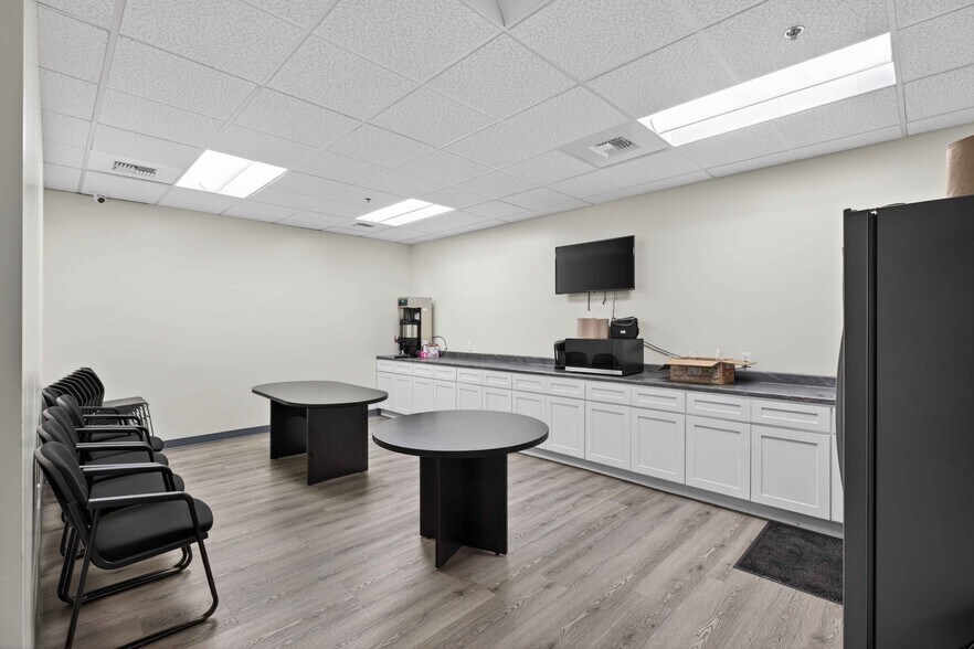 More Photos Of 9031 N Lurline Ave, Chatsworth Distribution For Lease