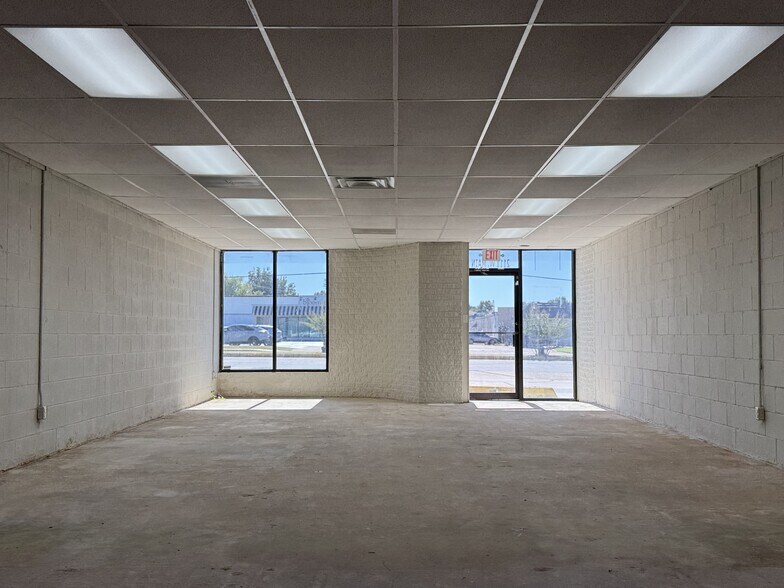 More Photos Of 2111-2113 W Main St, Norman Freestanding For Lease