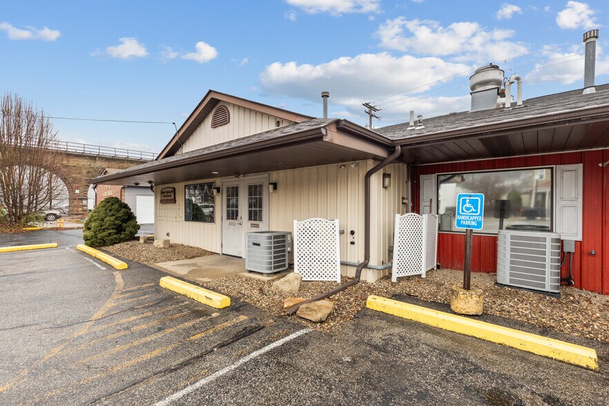 More Photos Of 3052 Belmont St, Bellaire General Retail For Sale