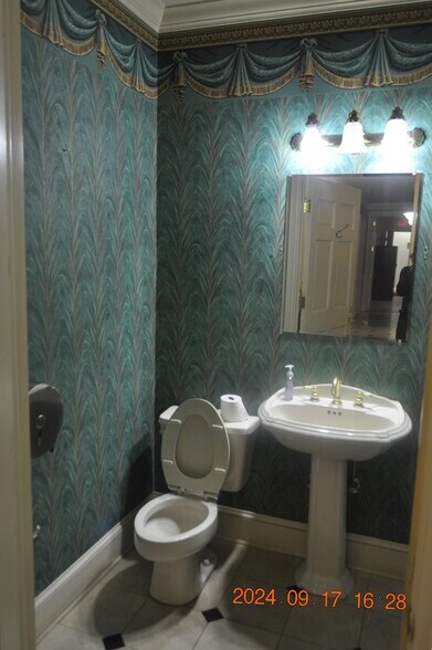 More Photos Of 2224 E Fayette St, Baltimore Warehouse For Lease