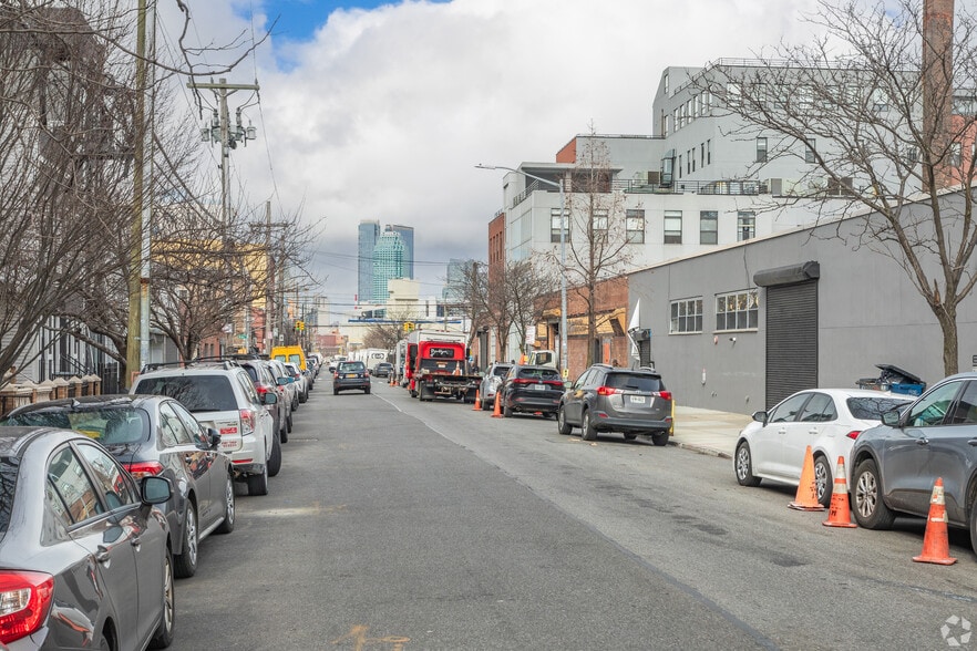 More Photos Of 300 Kingsland Ave, Brooklyn Warehouse For Lease