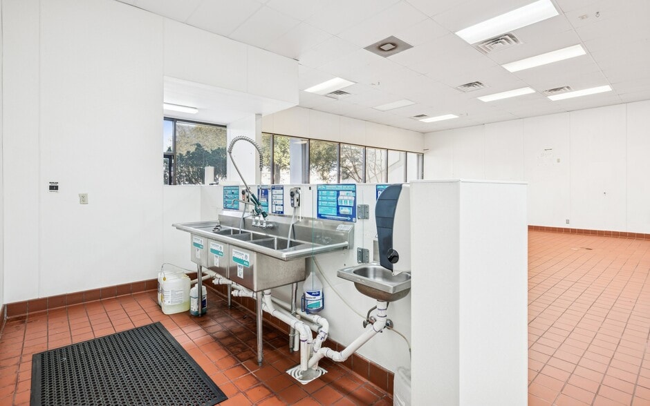 More Photos Of 15026-15080 Beltway Dr, Addison Light Manufacturing For Lease