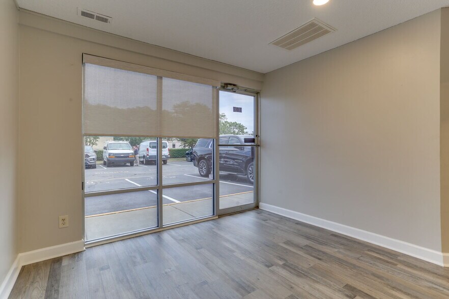More Photos Of 1222 Executive Blvd, Chesapeake Showroom For Lease