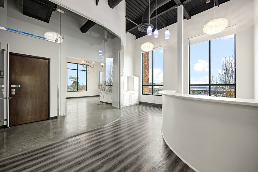 More Photos Of 924 N Columbia Center Blvd, Kennewick Storefront Retail Office For Lease