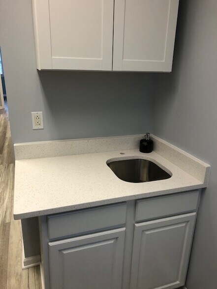 More Photos Of 722 Grant St, Herndon Medical For Sale