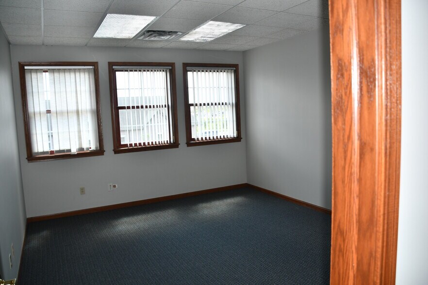 More Photos Of 9211 Broadway, Merrillville Office For Lease
