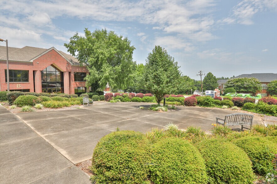 More Photos Of 330 Pelham Rd, Greenville Office For Lease