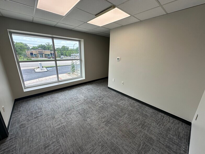 More Photos Of 3171 E Sunshine St, Springfield Office Residential For Lease