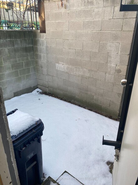 More Photos Of 803-805 Dundas St W, Toronto Storefront Retail Office For Lease