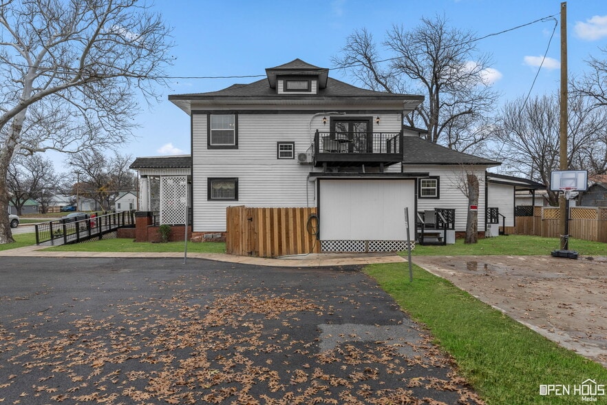 More Photos Of 405 W Gilbert St, Henrietta Hospitality For Sale